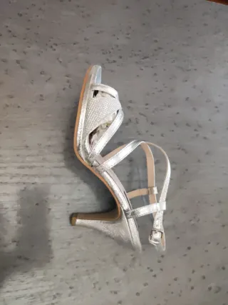 Conjunto sandalias, bolso y chal plateado