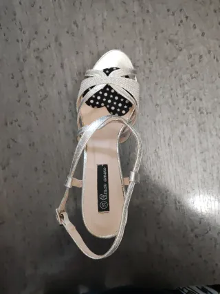 Conjunto sandalias, bolso y chal plateado