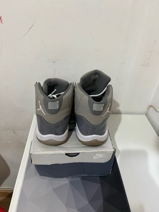 Jordan 11 Gris y Blanco