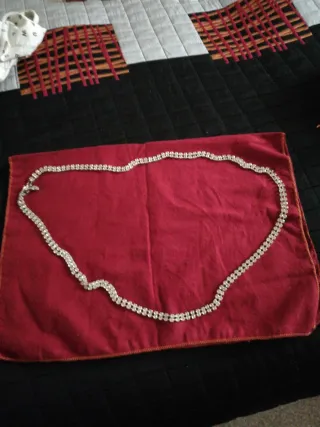 Cinturón o collar plateado