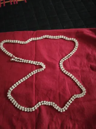Cinturón o collar plateado