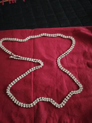 Cinturón o collar plateado