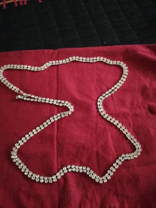 Cinturón o collar plateado