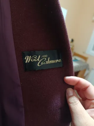 Elegante abrigo largo de color morado