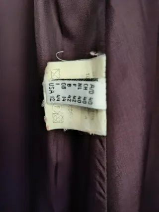 Elegante abrigo largo de color morado