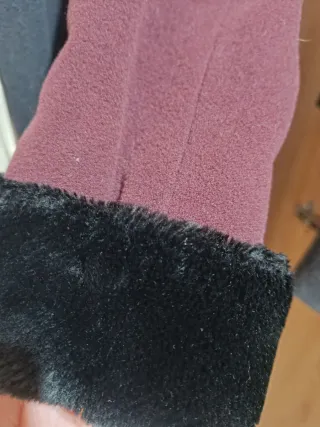 Elegante abrigo largo de color morado