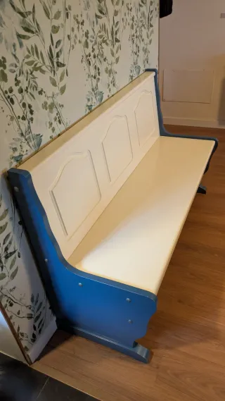 Banco de madera blanco y azul