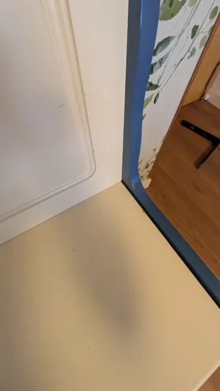 Banco de madera blanco y azul