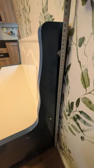 Banco de madera blanco y azul