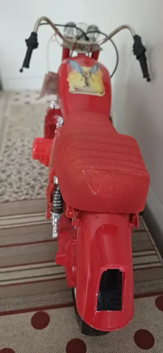 Moto de juguete roja