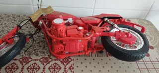 Moto de juguete roja