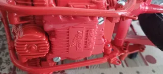 Moto de juguete roja