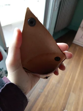 Mini monedero de cuero triangular, hecho a mano.