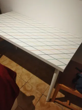 Escritorio blanco con diseño de líneas