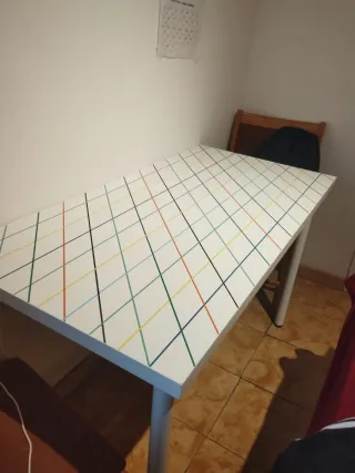 Escritorio blanco con diseño de líneas