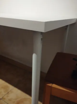 Escritorio blanco con diseño de líneas