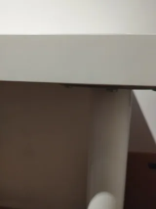 Escritorio blanco con diseño de líneas