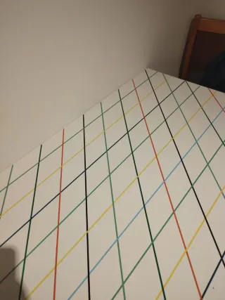 Escritorio blanco con diseño de líneas