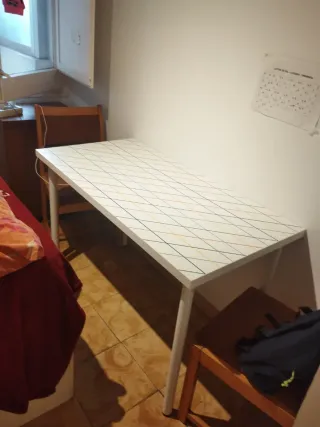 Escritorio blanco con diseño de líneas