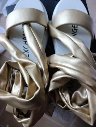 Sandalias doradas con lazo
