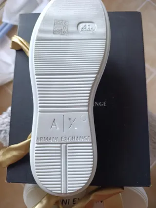 Sandalias doradas con lazo