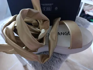 Sandalias doradas con lazo