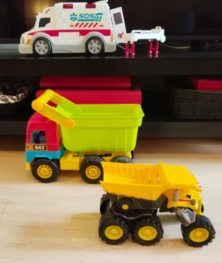 2 Camiones volquete y 1 ambulancia de juguete