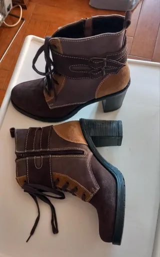 Botas de invierno nuevas con tacón.