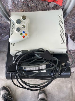 Xbox 360 con mando y cables