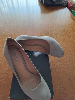 Zapatos de tacón Geox ante gris perla