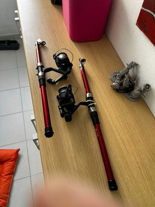 Canne da pesca rosse con mulinelli