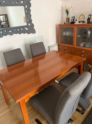 Mesa de comedor de madera