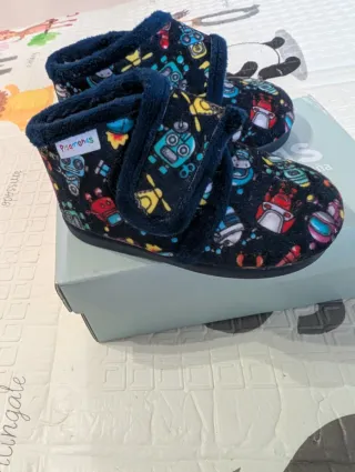 Zapatillas casa bebé Pisamonas robots. Talla 21.