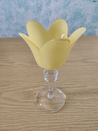 Soprammobile in vetro giallo a forma di tulipano