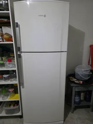 Frigorífico ancho con congelador