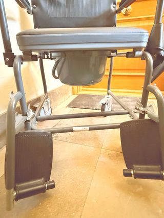 silla inodoro y ruedas