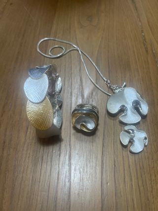 Juego de joyas: pulsera, anillo y colgante