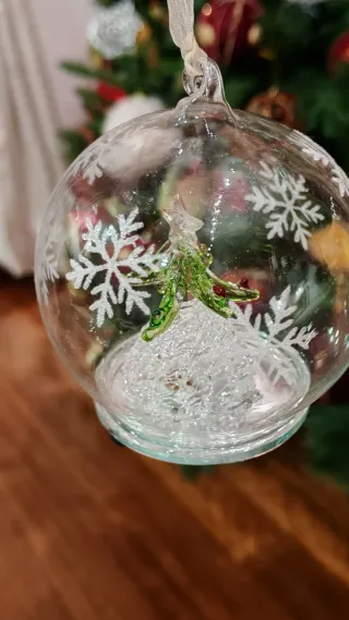 Palla di Natale in vetro con albero