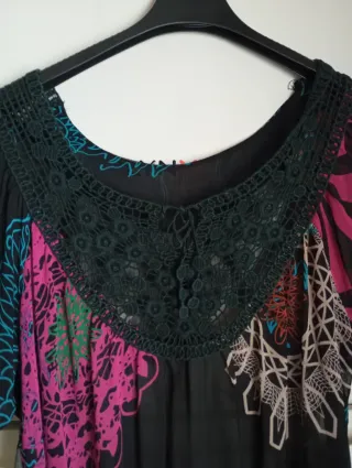 Blusa negra multicolor con encaje