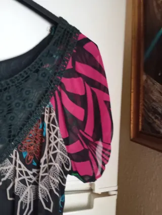 Blusa negra multicolor con encaje