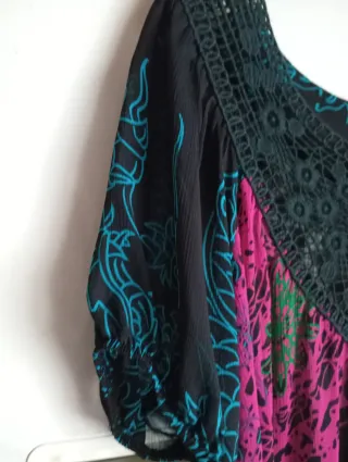 Blusa negra multicolor con encaje