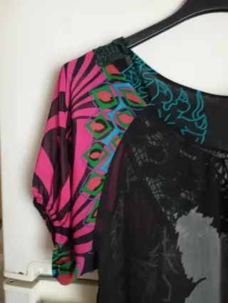 Blusa negra multicolor con encaje