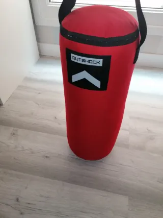 Saco y guantes de boxeo niño