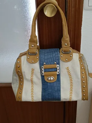 Bolso de piel blanco y azul