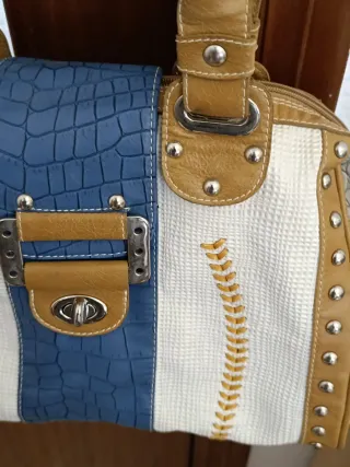 Bolso de piel blanco y azul
