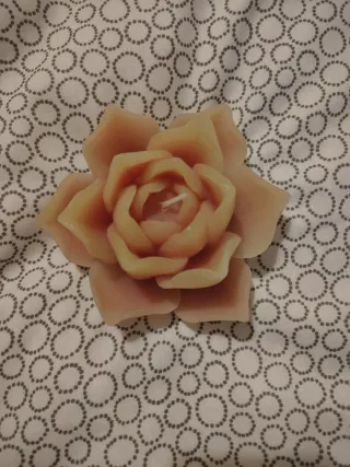 Candela decorativa a forma di fiore rosa