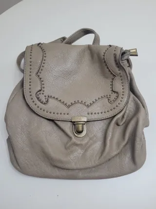 Mochila beige/gris con tachuelas