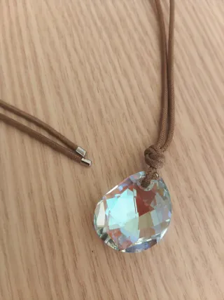 Colgante Swarovski original. Cordón marrón y rodio