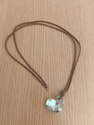 Colgante Swarovski original. Cordón marrón y rodio