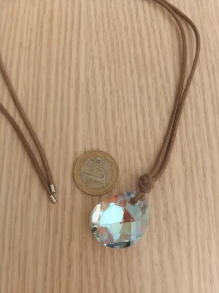 Colgante Swarovski original. Cordón marrón y rodio